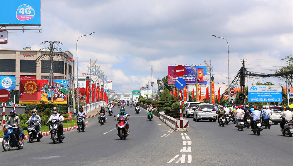Đường phố Long Xuyên khoác lên mình màu cờ hoa rực rỡ chào mừng Đại hội đại biểu Đảng bộ tỉnh lần thứ XI