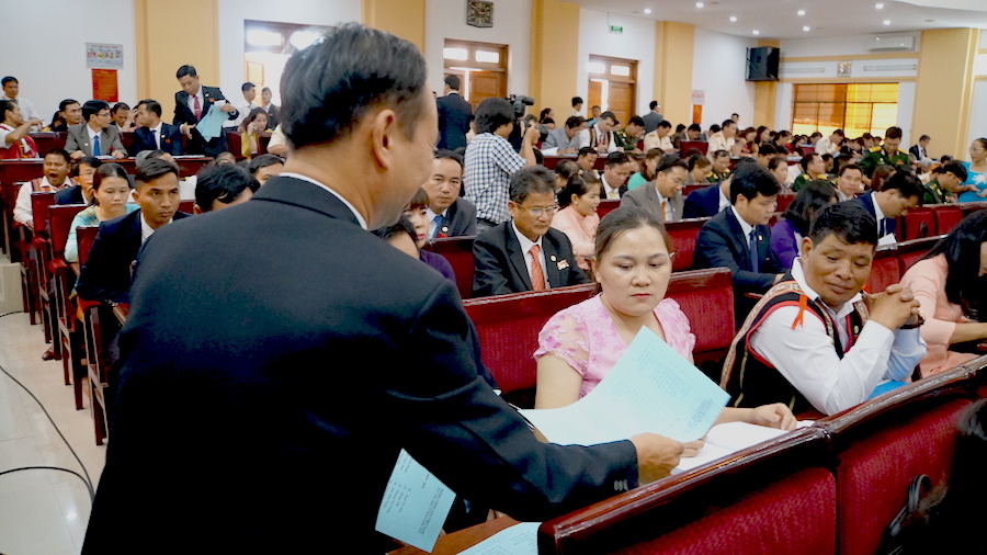 Các đại biểu nhận phiếu bầu cử Ban Chấp hành Đảng bộ tỉnh Kon Tum khoá XVI. (Ảnh: Đình Tăng)
