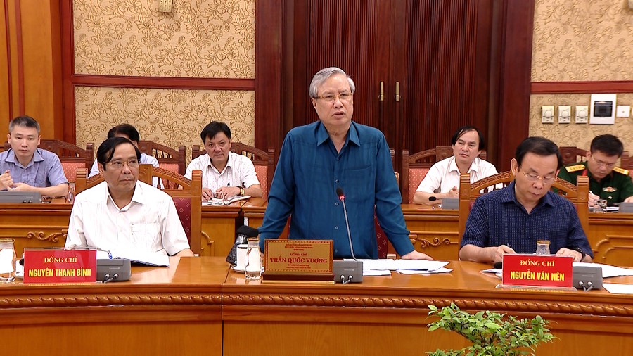 Đồng chí Trần Quốc Vượng phát biểu kết luận phiên họp.