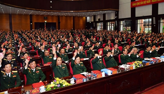 Các đại biểu biểu quyết thông qua danh sách Đoàn Chủ tịch Đại hội.