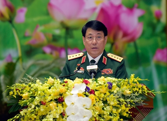 Thay mặt Đoàn Chủ tịch, Đại tướng Lương Cường trình bày Báo cáo tổng hợp ý kiến đóng góp của các Đảng bộ trực thuộc QUTƯ tham gia vào dự thảo các văn kiện Trung ương trình Đại hội XIII của Đảng.