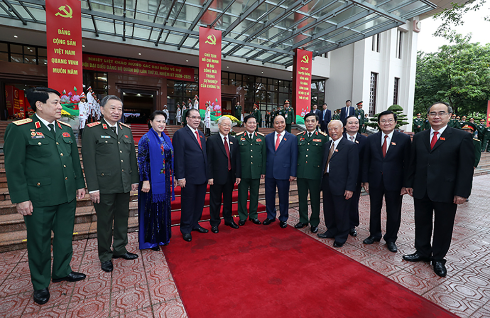 Tổng Bí thư, Chủ tịch nước Nguyễn Phú Trọng và các đại biểu trao đổi bên lề Đại hội - Ảnh: Cổng TTĐT Bộ Quốc phòng