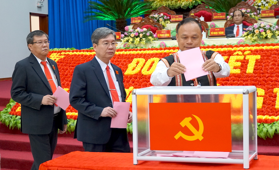 Các đại biểu bỏ phiếu bầu Ban Chấp hành Đảng bộ tỉnh Gia Lai khoá XVI, nhiệm kỳ 2020-2025.