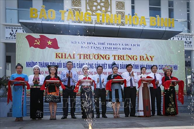 Các đại biểu cắt băng khai trương trưng bày những thành tựu nổi bật của Đảng Cộng sản Việt Nam và Đảng bộ tỉnh qua các thời kỳ. Ảnh: Trọng Đạt