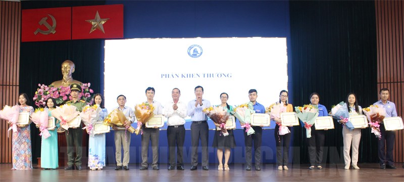 Lãnh đạo quận 12 trao khen thưởng cho các tập thể xuất sắc trong đợt thi đua 200 ngày chào mừng Đại hội Đảng các cấp. Ảnh: hcmcpv.org.vn