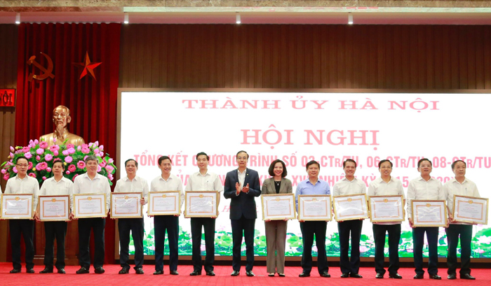 Phó Bí thư Thành ủy Hà Nội Đào Đức Toàn trao Bằng khen cho các tập thể, cá nhân có thành tích xuất sắc trong thực hiện Chương trình 08-CTr/TU. (Ảnh:TA)