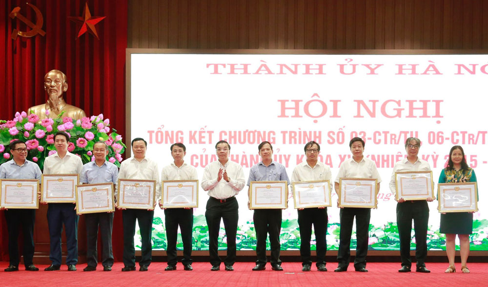 Phó Bí thư Thành ủy, Chủ tịch UBND TP Hà Nội Chu Ngọc Anh trao Bằng khen cho các tập thể, cá nhân có thành tích xuất sắc trong thực hiện Chương trình 06-CTr/TU. (Ảnh:TA)