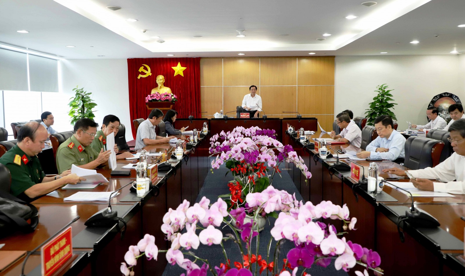 Đồng chí Nguyễn Hoàng Thao, Phó Bí thư Thường trực Tỉnh ủy tỉnh Bình Dương, đã chủ trì cuộc họp các tiểu ban tổ chức Đại hội Đảng bộ tỉnh Bình Dương lần thứ XI. (Ảnh: Hồ Văn)