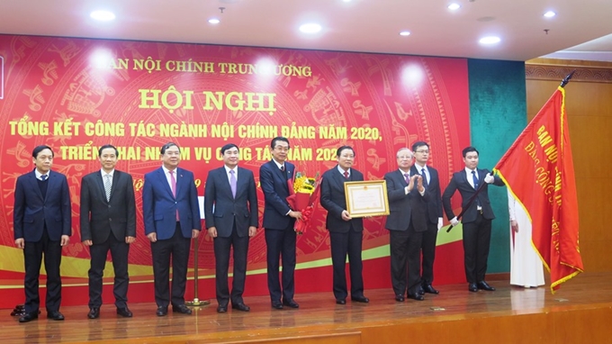 Đồng chí Trần Quốc Vượng trao  Huân chương Lao động hạng Nhất tặng Ban Nội chính Trung ương.