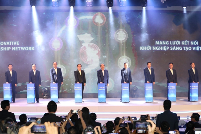 Thủ tướng Nguyễn Xuân Phúc và các đại biểu bấm nút khai mạc Ngày hội Đổi mới sáng tạo quốc gia năm 2020. (Ảnh: TL)
