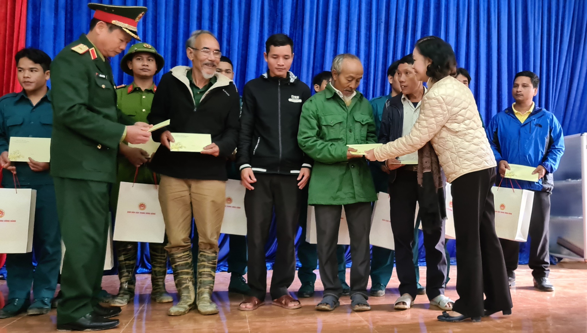 Thay mặt đoàn công tác, đồng chí Trương Thị Mai trực tiếp trao các phần quà tết và động viên, chia sẻ với người dân xã Trà Leng.