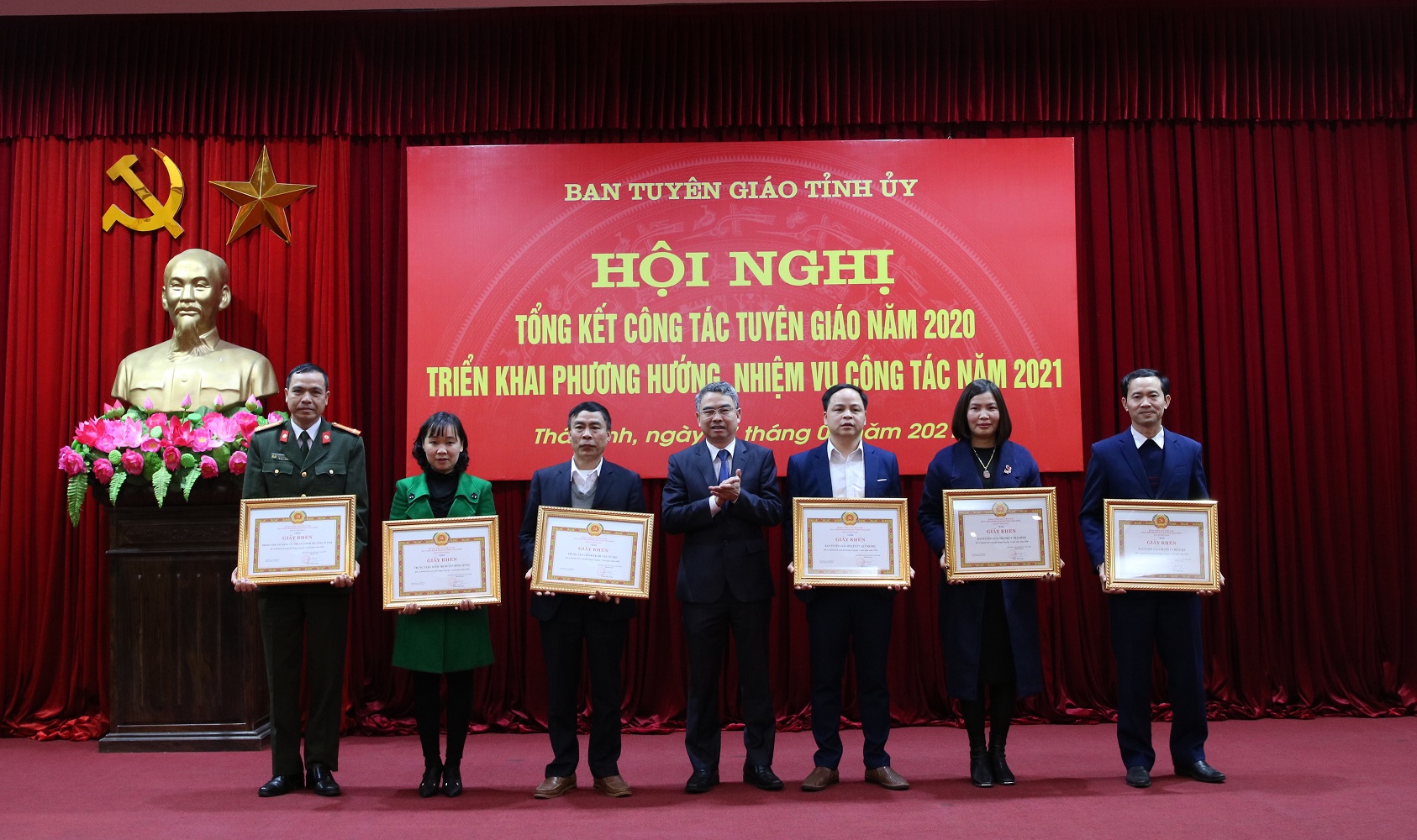 Đồng chí Phạm Đồng Thụy, Trưởng ban Tuyên giáo Tỉnh ủy Thái Bình tặng Bằng khen cho các tập thể có thành tích xuất sắc trong công tác Tuyên giáo năm 2020. (Ảnh: TA)