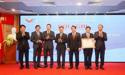 Cục Đăng kiểm Việt Nam đón nhận Cờ thi đua của Chính phủ