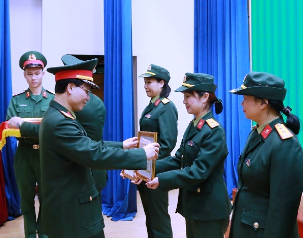 Đại tá Phạm Văn Tuấn, Bí thư Đảng ủy, Phó Cục trưởng Cục Hậu cần, trao Bằng khen tặng các cán bộ Hội phụ nữ xuất sắc (Ảnh: Tổng cục Công nghiệp Quốc phòng)