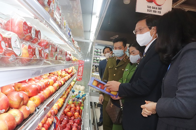 Đoàn kiểm tra liên ngành về An toàn vệ sinh thực phẩm của TP Hà Nội kiểm tra đột xuất siêu thị VinMart (số 119 Trần Duy Hưng, quận Cầu Giấy). Ảnh: Thanh Bình
