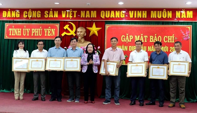Đại diện Ban Thường vụ Tỉnh uỷ Phú Yên trao Bằng khen cho các cá nhân, trong đó có phóng viên thường trú của Báo điện tử Đảng Cộng sản Việt Nam tại miền Trung - Tây Nguyên
