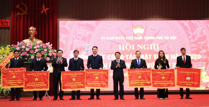 Lãnh đạo Ủy ban Trung ương MTTQ Việt Nam trao cờ thi đua cho các tập thể.