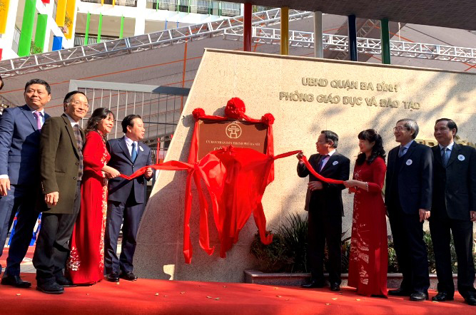 Các đại biểu tại lễ gắn biển công trình của Trường Tiểu học Nguyễn Bá Ngọc.