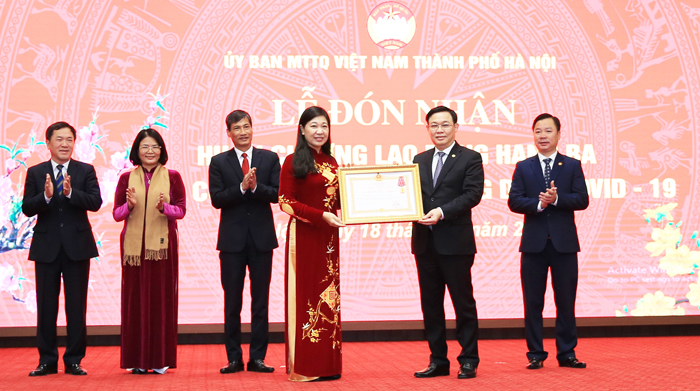 Bí thư Thành ủy Hà Nội Vương Đình Huệ trao Huân chương Lao động Hạng Ba cho Ủy ban MTTQ Việt Nam TP.