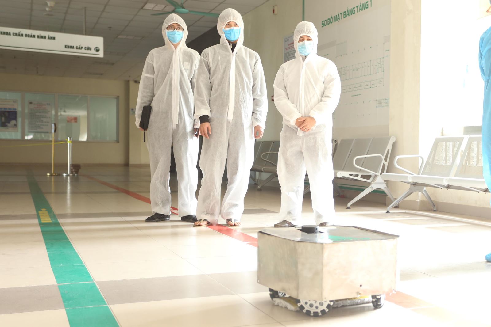 Robot khử khuẩn hoạt động hiệu quả tại Bệnh viện Nhiệt đới Trung ương cơ sở 2. Ảnh: TTXVN