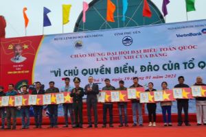 Trao tặng cờ Tổ quốc và ảnh Bác Hồ cho ngư dân Phú Yên