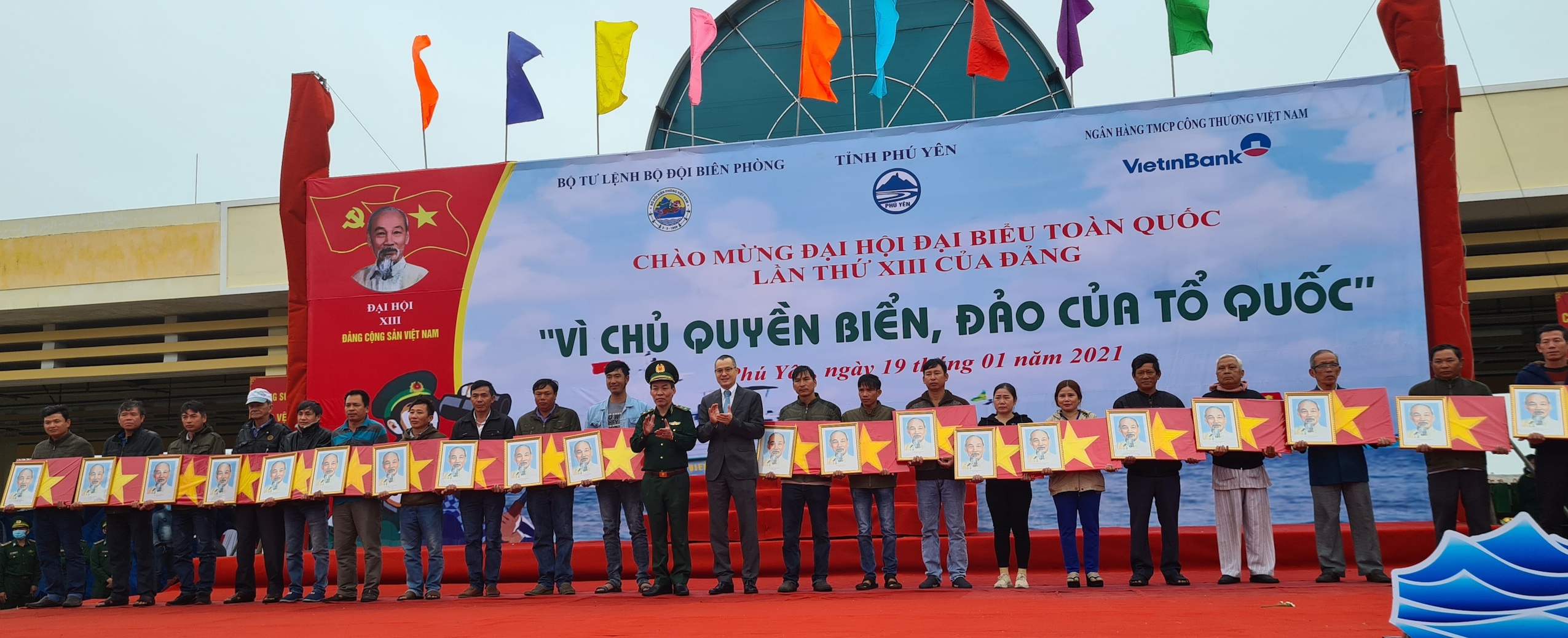Lãnh đạo Bộ đội Biên phòng và Tỉnh uỷ Phú Yên trao cờ Tổ quốc cho các ngư dân.