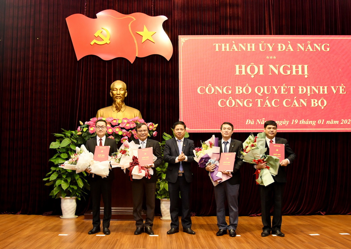 Phó Bí thư Thường trực Thành ủy Đà Nẵng Lương Nguyễn Minh Triết trao quyết định và tặng hoa chúc mừng các đồng chí được bổ nhiệm.