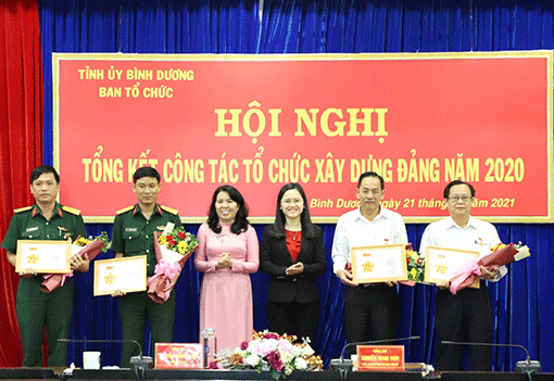Đồng chí Nguyễn Minh Thủy trao kỷ niệm chương của Ban Tổ chức Trung ương cho các cá nhân có đóng góp tích cực vào sự nghiệp công tác xây dựng Đảng. (Ảnh: Quốc Chiến)