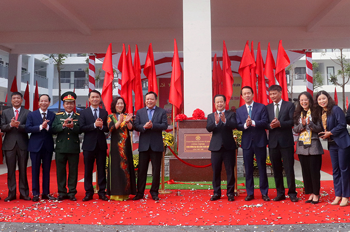 Phó Bí thư Thành ủy Hà Nội Nguyễn Văn Phong cùng các đại biểu thực hiện nghi thức gắn biển công trình Trường THCS Thượng Cát.