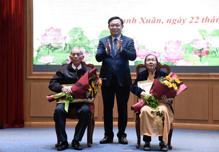 Bí thư Thành ủy  Hà Nội Vương Đình Huệ trao Huy hiệu 75 năm và 70 năm tuổi Đảng cho các đảng viên thuộc Đảng bộ quận Thanh Xuân.