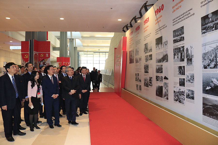 Đồng chí Trần Quốc Vượng và các đồng chí lãnh đạo thăm quan triển lãm ảnh của TTXVN.