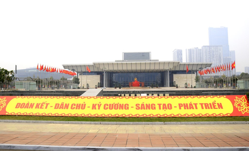 Cùng với đường phố của Thủ đô Hà Nội, Trung tâm Hội nghị quốc gia – nơi sẽ diễn ra Đại hội cũng đã được trang hoàng cờ hoa, băng rôn rực rỡ.