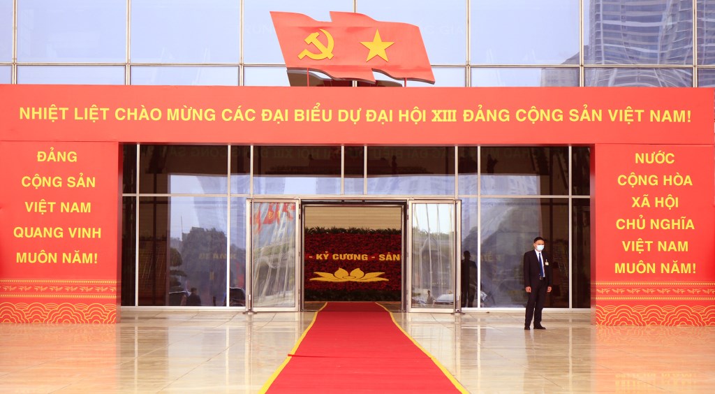 Đường dẫn vào vào trung tâm Hội nghị, nơi diễn ra hội nghị được trang hoàng pano áp phích về Đại hội Đảng
