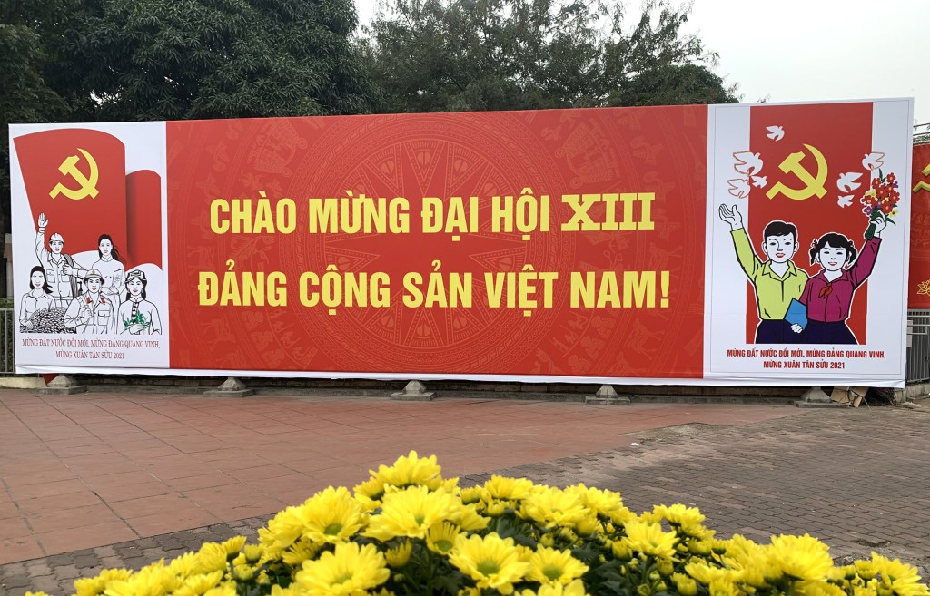Áp phích cỡ lớn tại Trung tâm hội nghị Quốc gia với thông điệp “Chào mừng Đại hội đại biểu toàn quốc lần thứ XIII của Đảng Cộng Sản Việt Nam“.