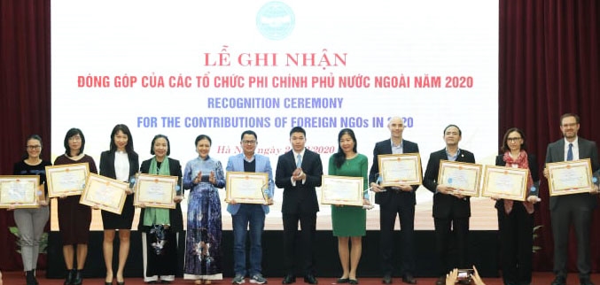 Đại diện Liên hiệp các tổ chức hữu nghị Việt Nam trao Bằng khen cho các TCPCPNN có đóng góp tích cực trong năm 2020. (Ảnh: Khánh Linh)