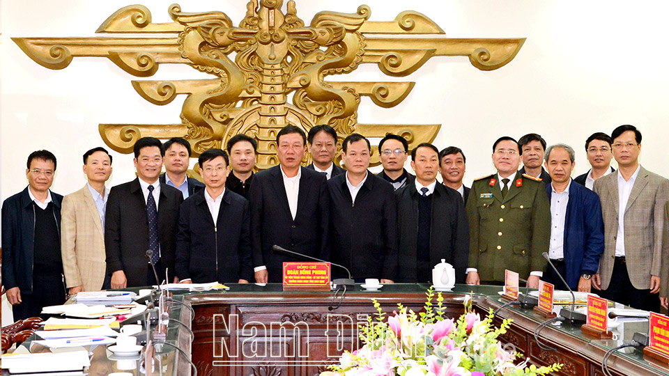 Các đồng chí Thường trực Tỉnh ủy Nam Định cùng các đồng chí trong Đoàn đại biểu của tỉnh đi dự Đại hội đại biểu toàn quốc lần thứ XIII của Đảng (Ảnh: Báo Nam Định)