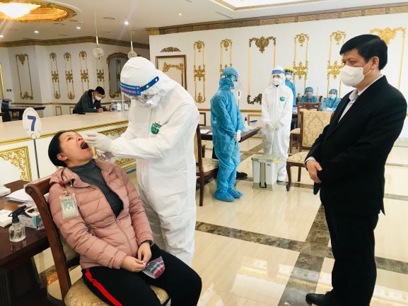Bộ trưởng Bộ Y tế Nguyễn Thanh Long kiểm tra việc lấy mẫu xét nghiệm cho người phục vụ Đại hội tại một điểm đại biểu dự Đại hội lưu trú.  (Ảnh: Thái Bình)