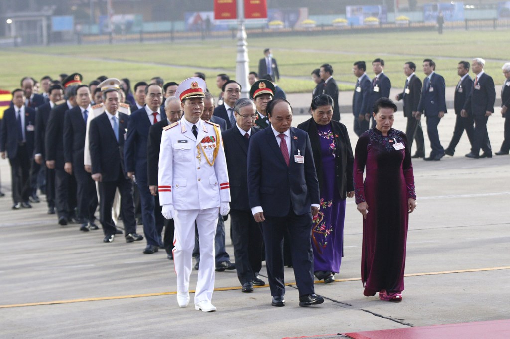 Thủ tướng Nguyễn Xuân Phúc, Chủ tịch Quốc hội Nguyễn Thị Kim Ngân cùng các đồng chí Ủy viên Bộ Chính trị vào Lăng viếng Chủ tịch Hồ Chí Minh