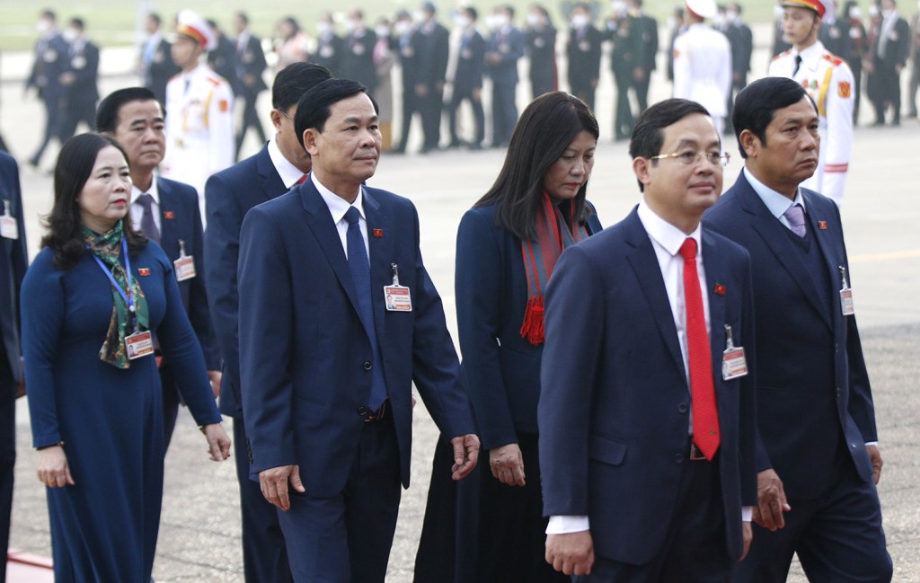 Các đại biểu dự Đại hội XIII của Đảng vào Lăng viếng Chủ tịch Hồ Chí Minh