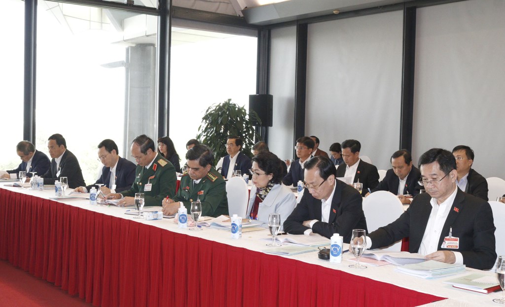 Đại biểu TP Hồ Chí Minh tham gia thảo luận các văn kiện Đại hội