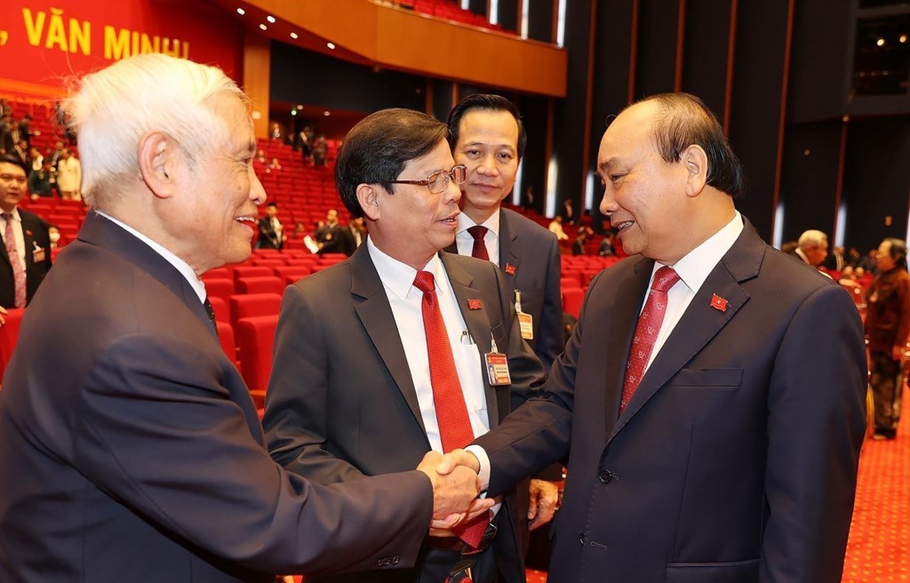 Đồng chí Nguyễn Xuân Phúc, Ủy viên Bộ Chính trị, Thủ tướng Chính phủ với các đại biểu tại Đại hội