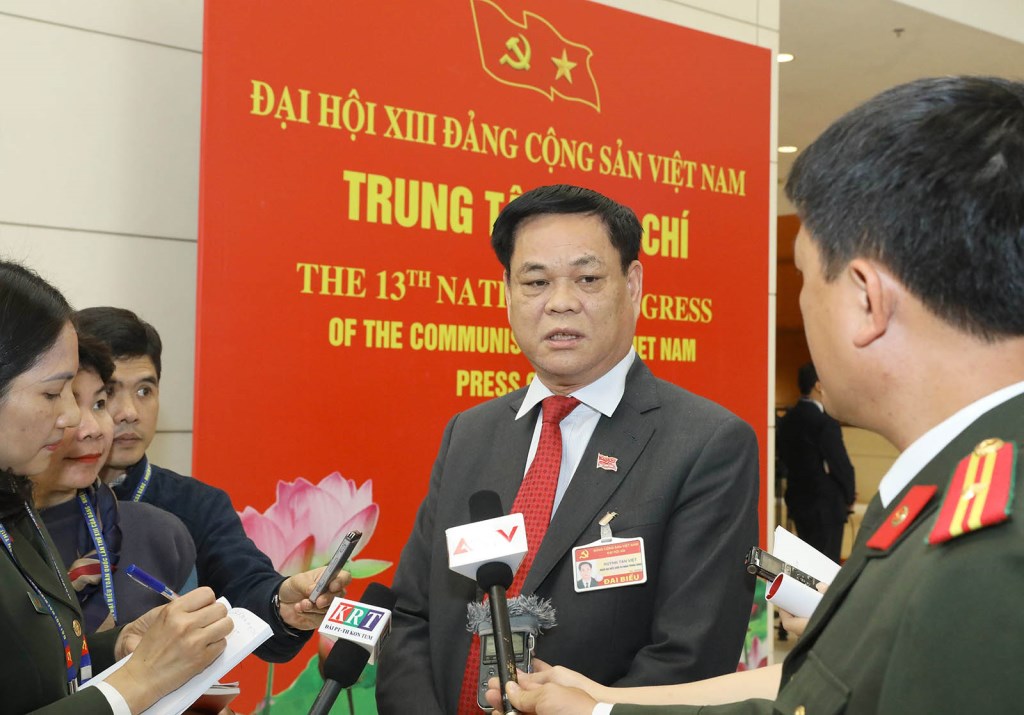 Đồng chí Huỳnh Tấn Việt (Đoàn đại biểu Đảng bộ Khối các cơ quan Trung ương) trả lời phỏng vấn của phóng viên các cơ quan thông tấn, báo chí.