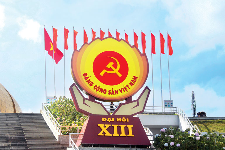 Pano lớn tuyên truyền Đại hội đại biểu toàn quốc lần thứ XIII của Đảng tại Quảng trường Lâm Viên, Thành phố Đà Lạt. (Ảnh: Đức Tú)