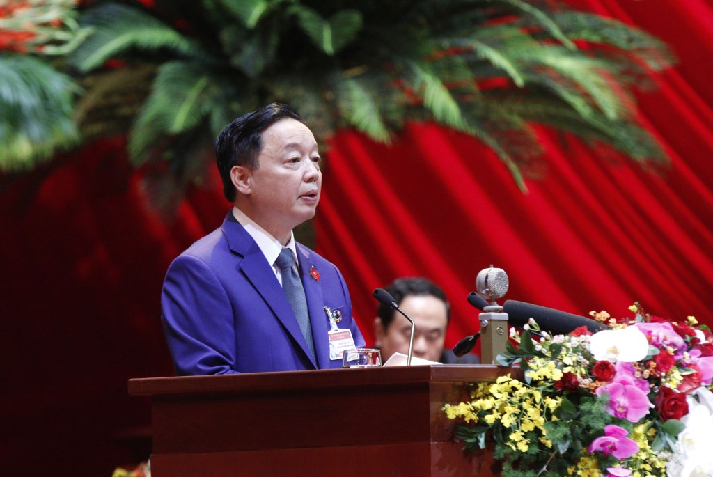 Đồng chí Trần Hồng Hà, Ủy viên Trung ương Đảng, Bộ trưởng Bộ Tài nguyên và Môi trường trình bày tham luận.