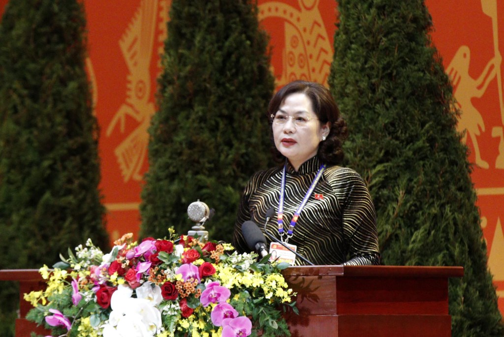 Đồng chí Nguyễn Thị Hồng, Thống đốc Ngân hàng Nhà nước Việt Nam trình bày tham luận.