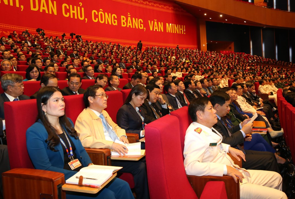 Các đại biểu lắng nghe các tham luận tại hội trường.