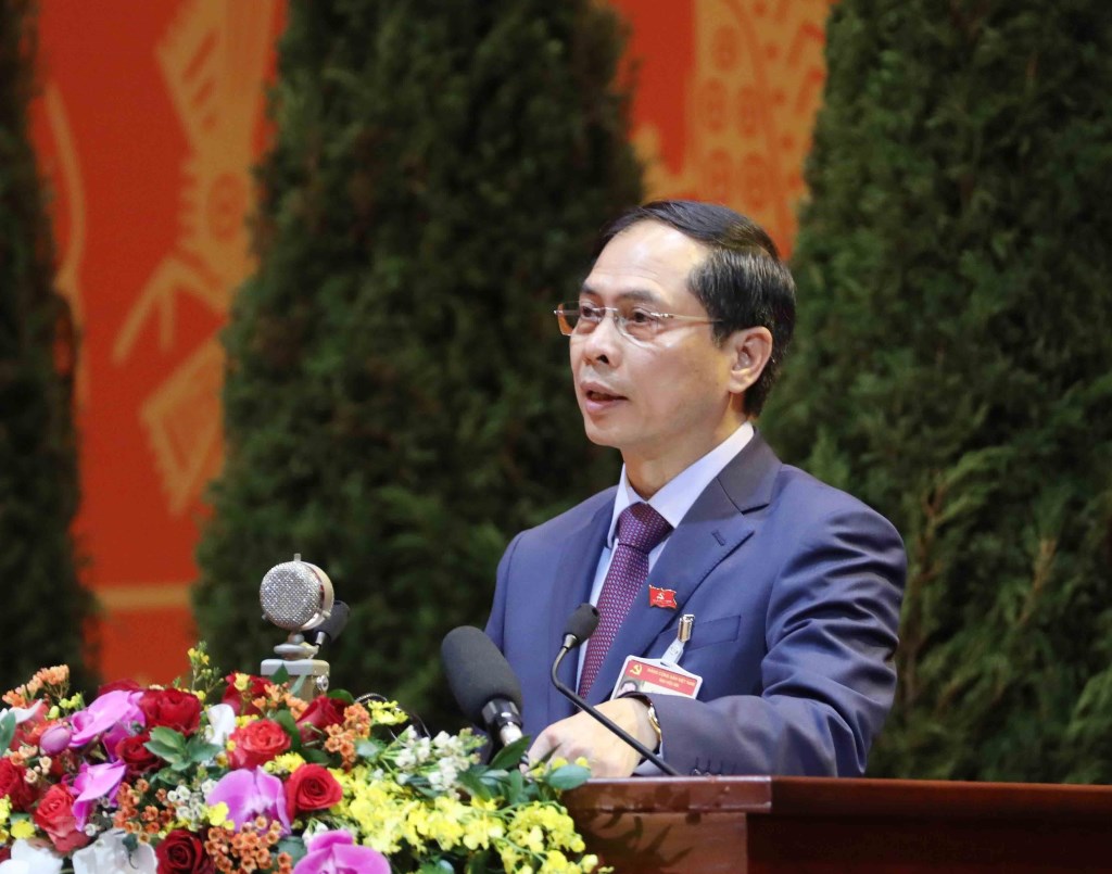 Đồng chí Bùi Thanh Sơn, Uỷ viên Trung ương Đảng, Thứ trưởng Thường trực Bộ Ngoại giao trình bày tham luận.