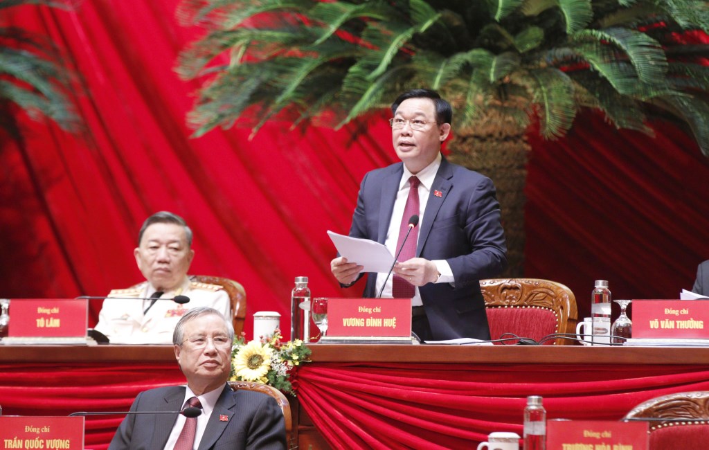 Đồng chí Vương Đình Huệ, Ủy viên Bộ Chính trị, Bí thư Thành ủy Hà Nội thay mặt Đoàn Chủ tịch điều hành phiên họp.