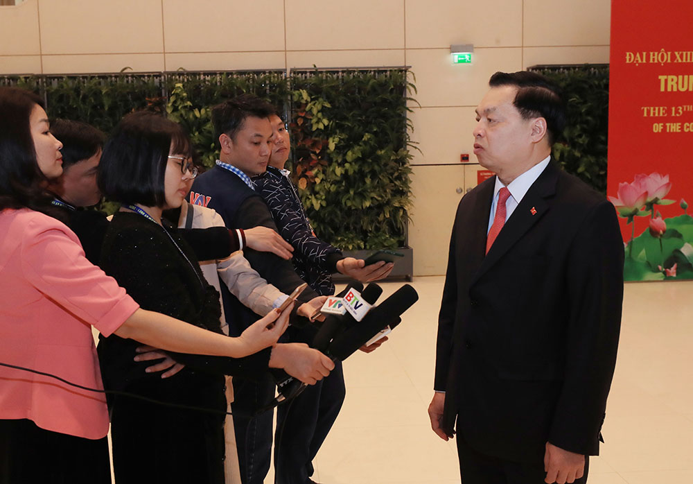 Đồng chí Lê Mạnh Hùng, Phó Trưởng ban Tuyên giáo Trung ương, Giám đốc Trung tâm Báo chí Đại hội XIII trả lời phỏng vấn bên lề Họp báo.