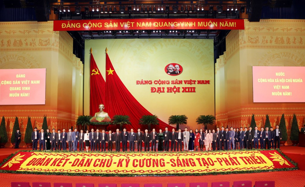 Lãnh đạo Đảng, Nhà nước chụp ảnh lưu niệm với Đoàn Trung tâm Báo chí Đại hội XIII của Đảng